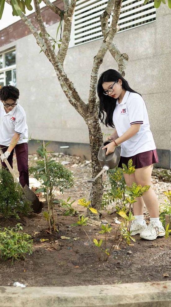 Trường học hạnh phúcChúng tôi điều hành dự án Trường học Xanh, nhằm mục đích nâng cao nhận thức về môi trường của học sinh thông qua trải nghiệm thực tế và giáo dục về tính bền vững, bảo tồn và trách nhiệm với môi trường. Mục tiêu là tạo ra một thế hệ những cá nhân có ý thức về môi trường, những người đóng góp cho một tương lai bền vững.