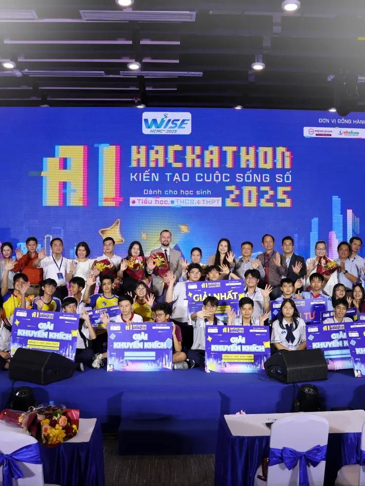 TỰ HÀO EINSTEINERS TỎA SÁNG TẠI AI HACKATHON 2025