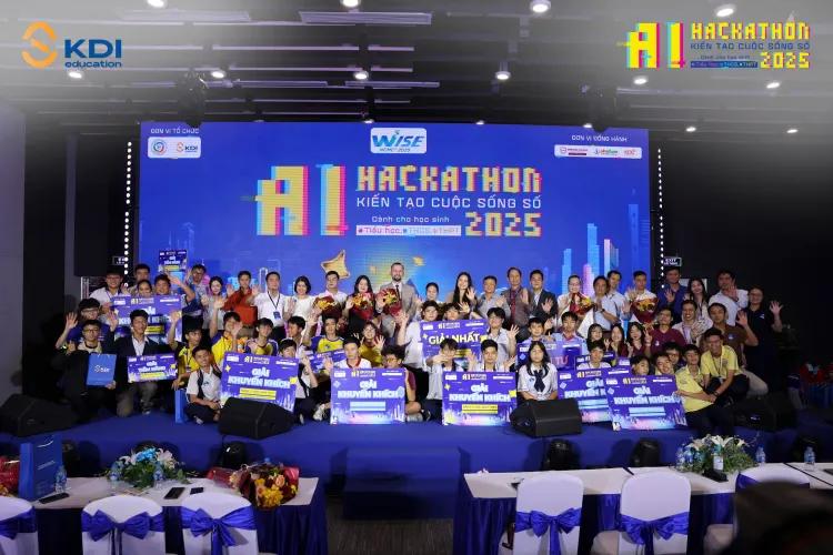 TỰ HÀO EINSTEINERS TỎA SÁNG TẠI AI HACKATHON 2025
